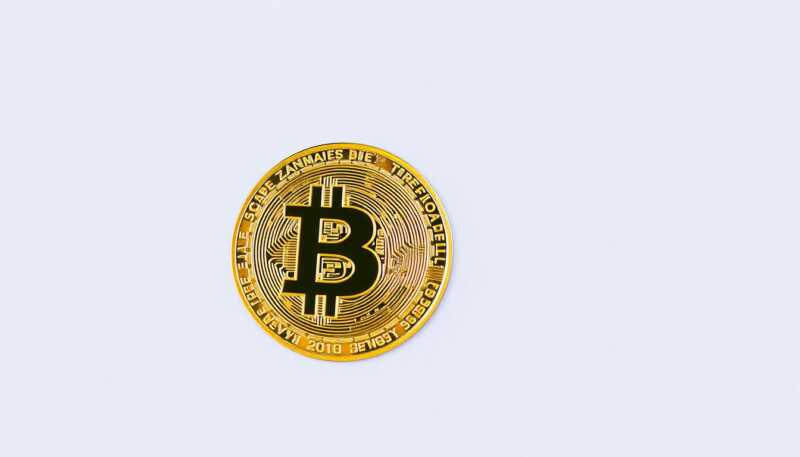 Bitcoin supera quota 70mila tra liquidazioni short e afflussi ETF