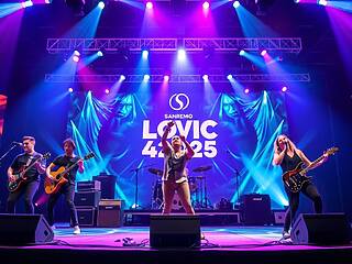 Carlo Conti rivoluziona Sanremo con mini spettacoli stile Super Bowl