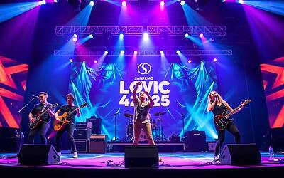 Carlo Conti rivoluziona Sanremo con mini spettacoli stile Super Bowl