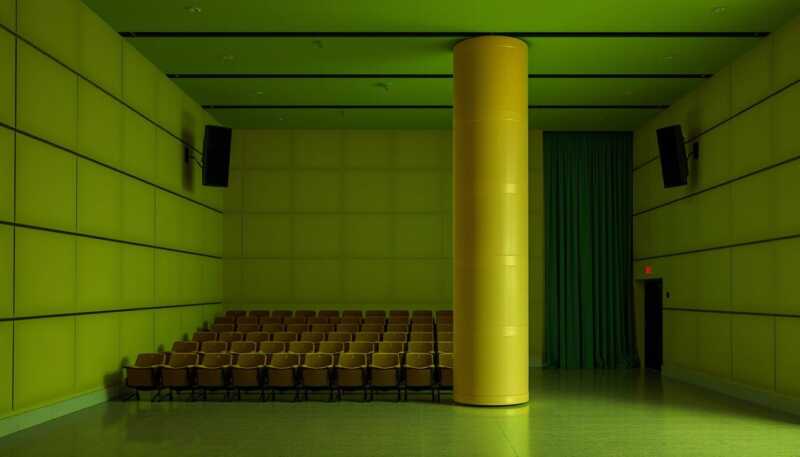 Corona debutta a teatro con un nuovo format oltre la censura
