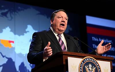 Pucci contestato, cresce l’allarme politico sul mostro rosso in Italia