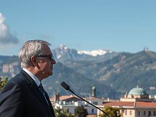 Tajani sfida la Svizzera sulla giustizia e riaccende le polemiche italiane