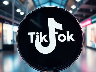 TikTok sotto accusa in Europa per design che favorisce dipendenza digitale