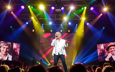 Tiziano Ferro svela perché Laura Pausini lo scoraggia dal tornare a Sanremo