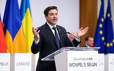 Zelensky critica Trump per l’esclusione dell’Europa dai negoziati di pace