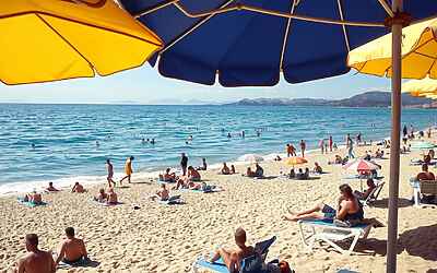 Bagnanti avvisati, multe salate fino a 500 euro per chi fuma in queste spiagge italiane