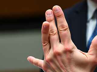 Benjamin Netanyahu smentisce il deepfake AI delle sei dita e accende l’allarme sulle manipolazioni digitali