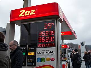 Benzina verso nuovi rincari in Svizzera rischio soglia due franchi litro