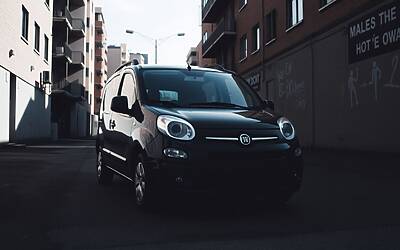 Chivasso, aggressione su furgone ai danni di giovane conosciuto su Grindr