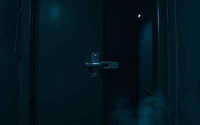 Crans, nuove immagini contraddicono i Moretti: la porta appare chiusa con il chiavistello