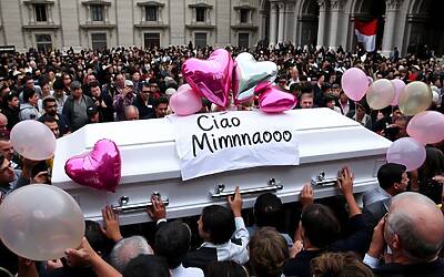 Domenico Caliendo, commozione ai funerali a Nola tra abbracci e canti