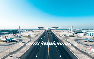 Dubai riapre l’aeroporto dopo stop ai voli causato dai droni