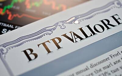 Investimenti, confronto tra BTP Valore 2032 e principali titoli azionari