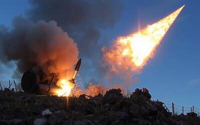 Iran, detriti di missile raggiungono grattacielo a Dubai e colpiscono auto causando una vittima