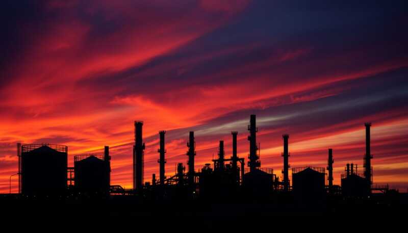 Iran in guerra, ecco perché il petrolio resta sotto quota cento