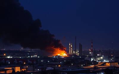 Iran nel caos, raffineria di Teheran in fiamme: nube tossica avvolge la capitale