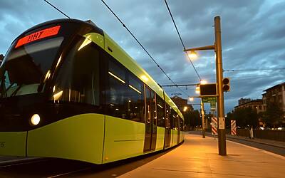 Milano tram deragliato blocca la linea e riaccende l’allarme sicurezza sul trasporto pubblico