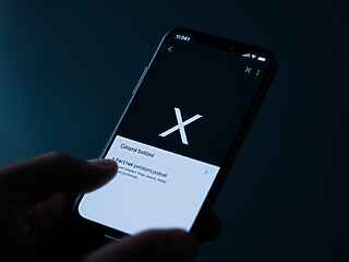 Musk limita i deepfake su X impedendo la manipolazione delle foto tramite il modello Grok