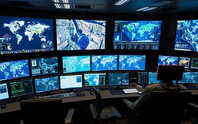 Pentagono affida a Claude la pianificazione strategica degli attacchi mirati contro obiettivi militari in Iran