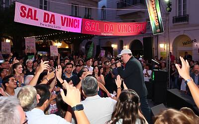 Sal Da Vinci trascina il centro di Napoli tra musica e folla