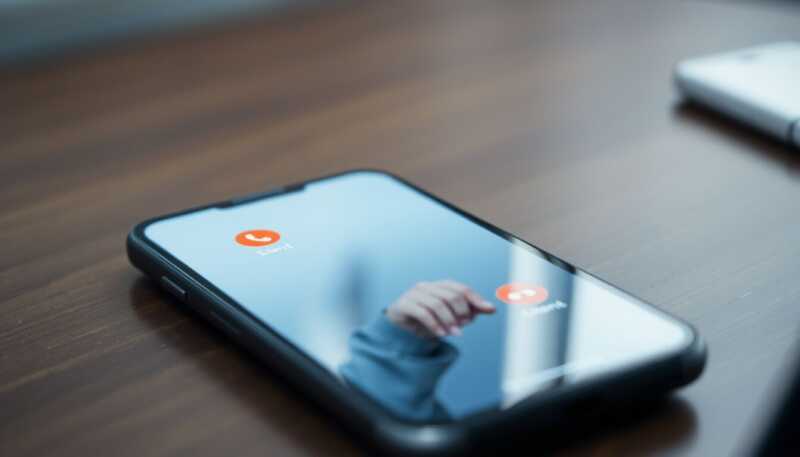 Smartphone, chiamate mute improvvise spiegate: perché non senti nessuno e come intervenire subito