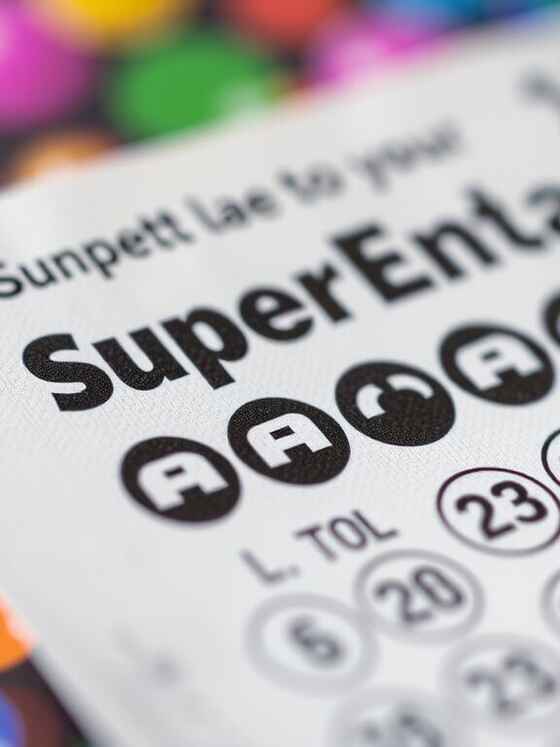 Superenalotto estrazione di oggi numeri vincenti combinazione completa montepremi e come controllare la schedina