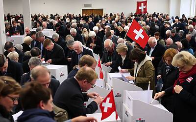 Svizzera respinge al voto il taglio del canone radiotelevisivo e conferma il finanziamento pubblico