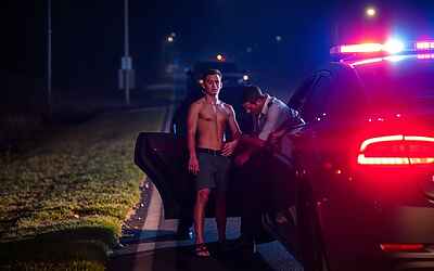 Uomo senza mani né gambe arrestato per omicidio a colpi di pistola e tentata fuga col cadavere