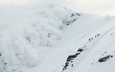Valanga Alto Adige travolge gruppo di scialpinisti: bilancio drammatico tra vittime e feriti
