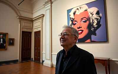 Vittorio Sgarbi commosso tra i capolavori di Warhol e l’abbraccio dei follower torna a sorridere