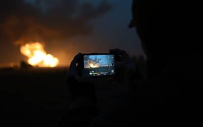 X blocca guadagni ai profili che nascondono video di guerra AI