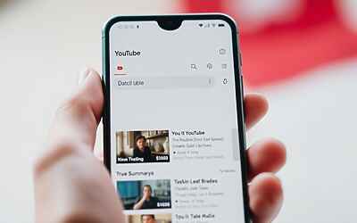 YouTube introduce funzione AI sperimentale che trasforma i commenti in discussioni guidate e approfondite