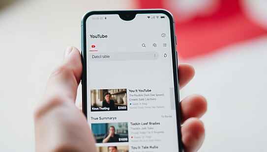 YouTube introduce funzione AI sperimentale che trasforma i commenti in discussioni guidate e approfondite