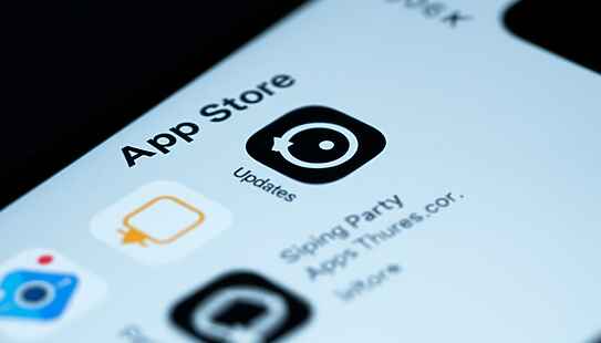 Apple aggiorna in silenzio alcune app su App Store e alimenta dubbi tra utenti e sviluppatori