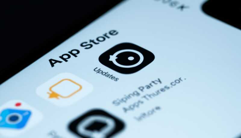 Apple aggiorna in silenzio alcune app su App Store e alimenta dubbi tra utenti e sviluppatori