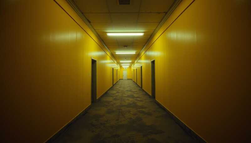 Backrooms universo inquietante tra labirinti gialli e realtà distorta