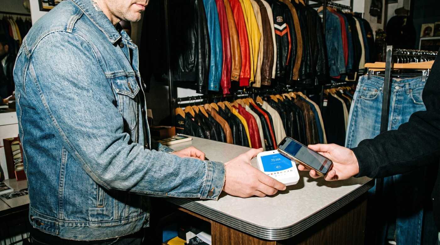 myPOS Flex usato alla cassa di un negozio di abbigliamento