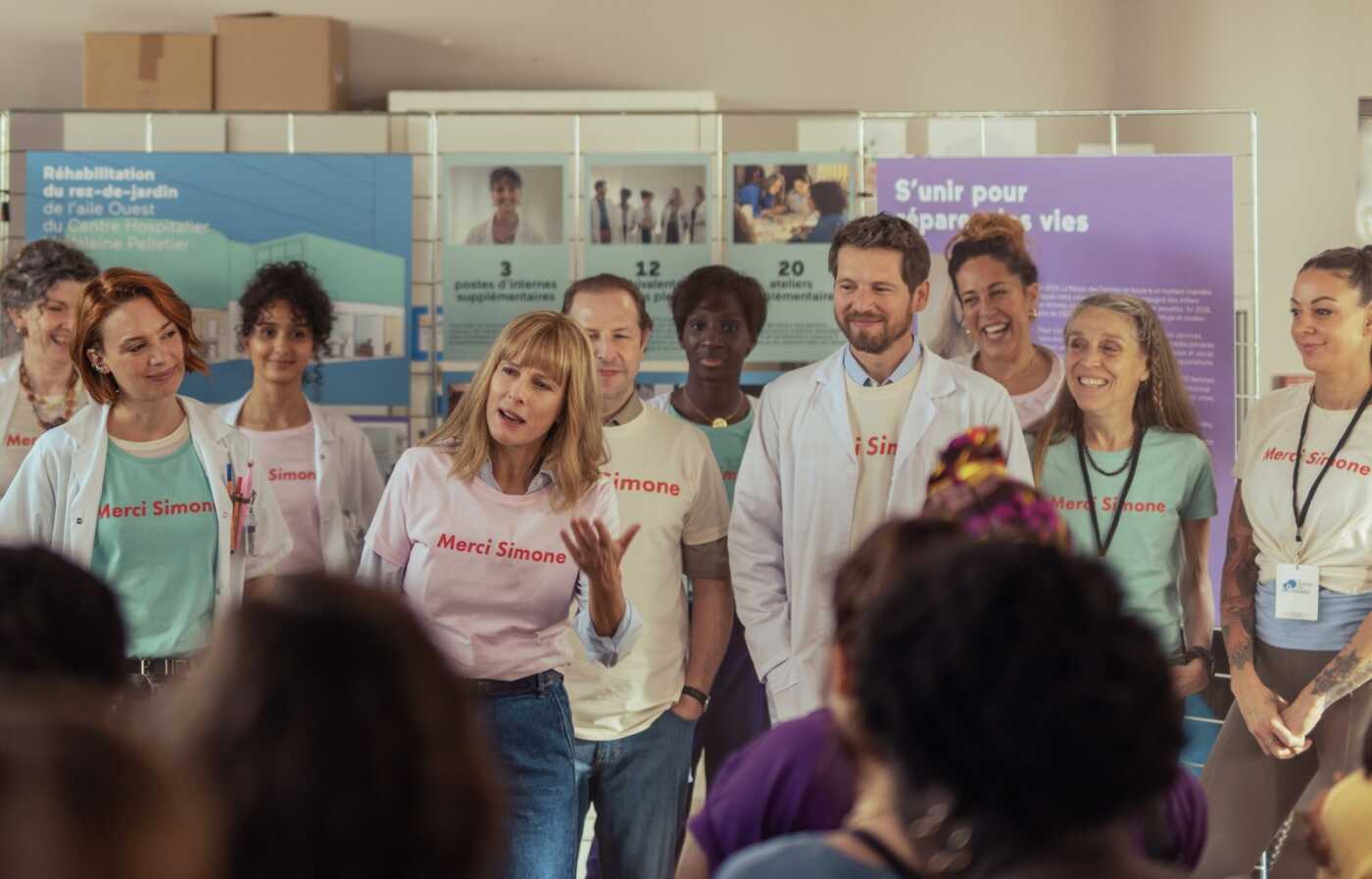 Karin Viard e le operatrici della Maison des Femmes in una scena del film