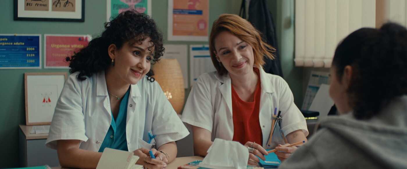 Una visita medica alla Maison des Femmes in una scena del film