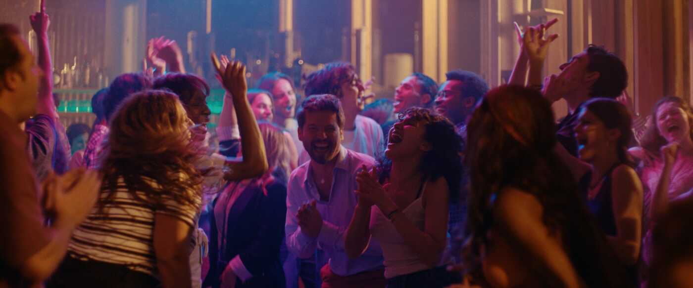 Una festa tra operatrici e pazienti in una scena del film