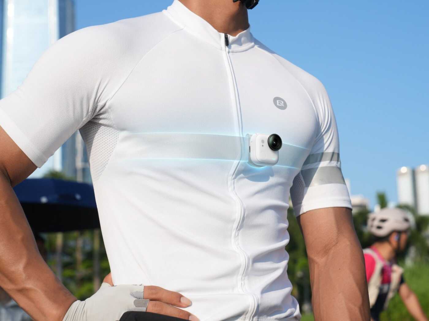 La fascia toracica Insta360 con GO Ultra indossata da un ciclista