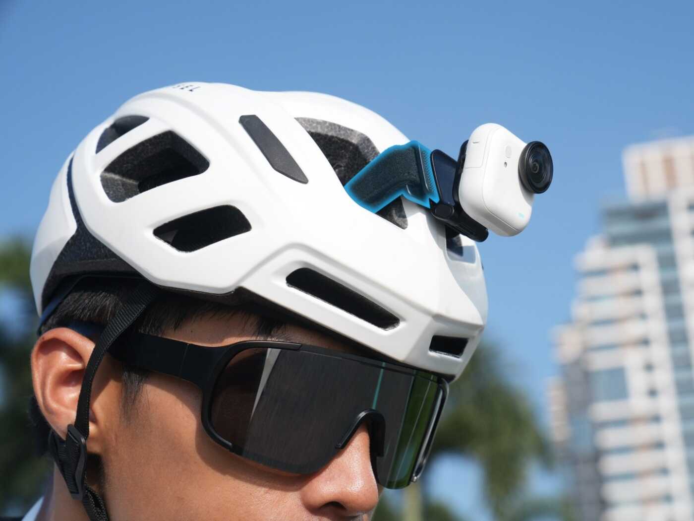 Insta360 GO Ultra fissata al casco con il supporto dedicato