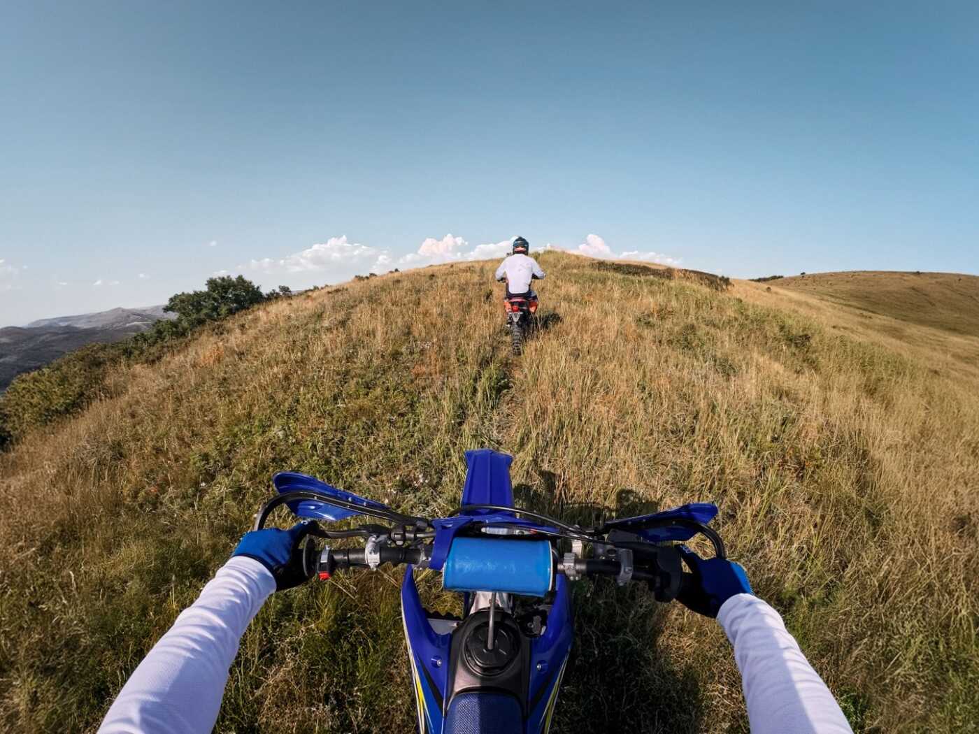 Ripresa POV in sella a una dirt bike con Insta360 GO Ultra