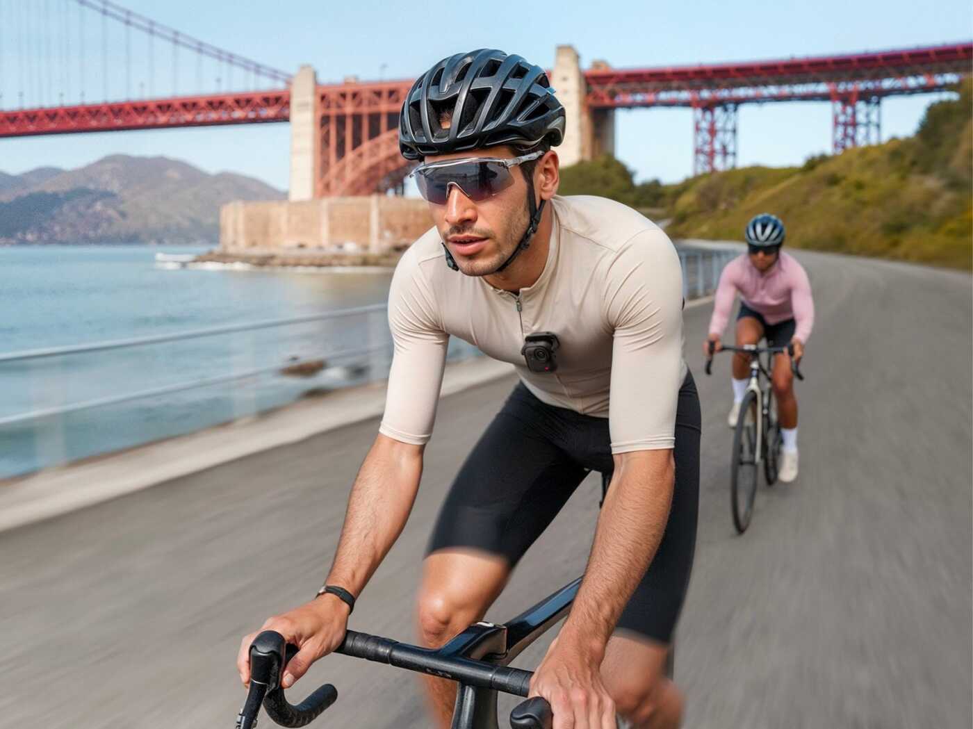 Ciclista su strada con Insta360 GO Ultra e il pack dedicato al ciclismo