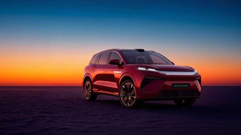 BYD svela ATTO 8: SUV elettrico a sette posti con ricarica FLASH