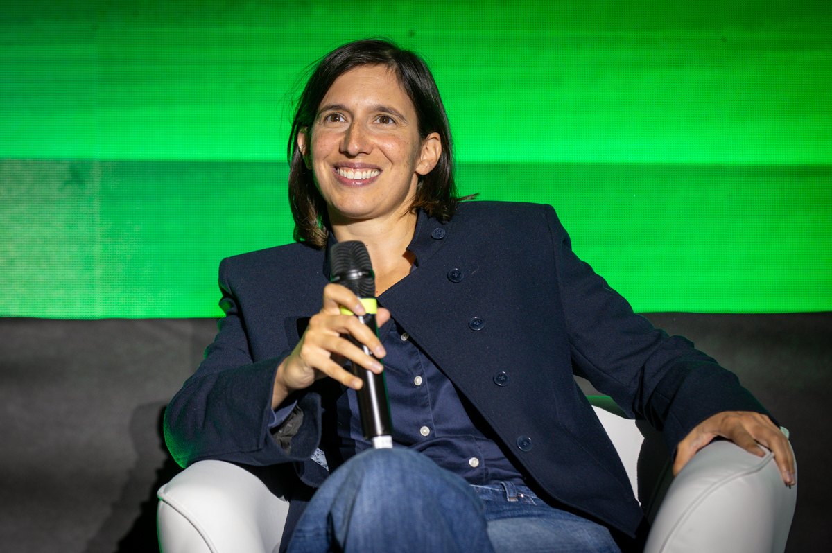 Elly Schlein propone un patto contro i deepfake elettorali