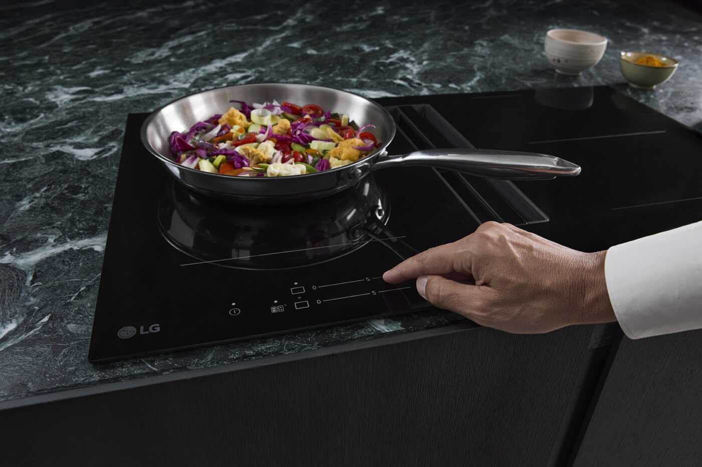 LG porta in Italia il piano a induzione con cappa integrata
