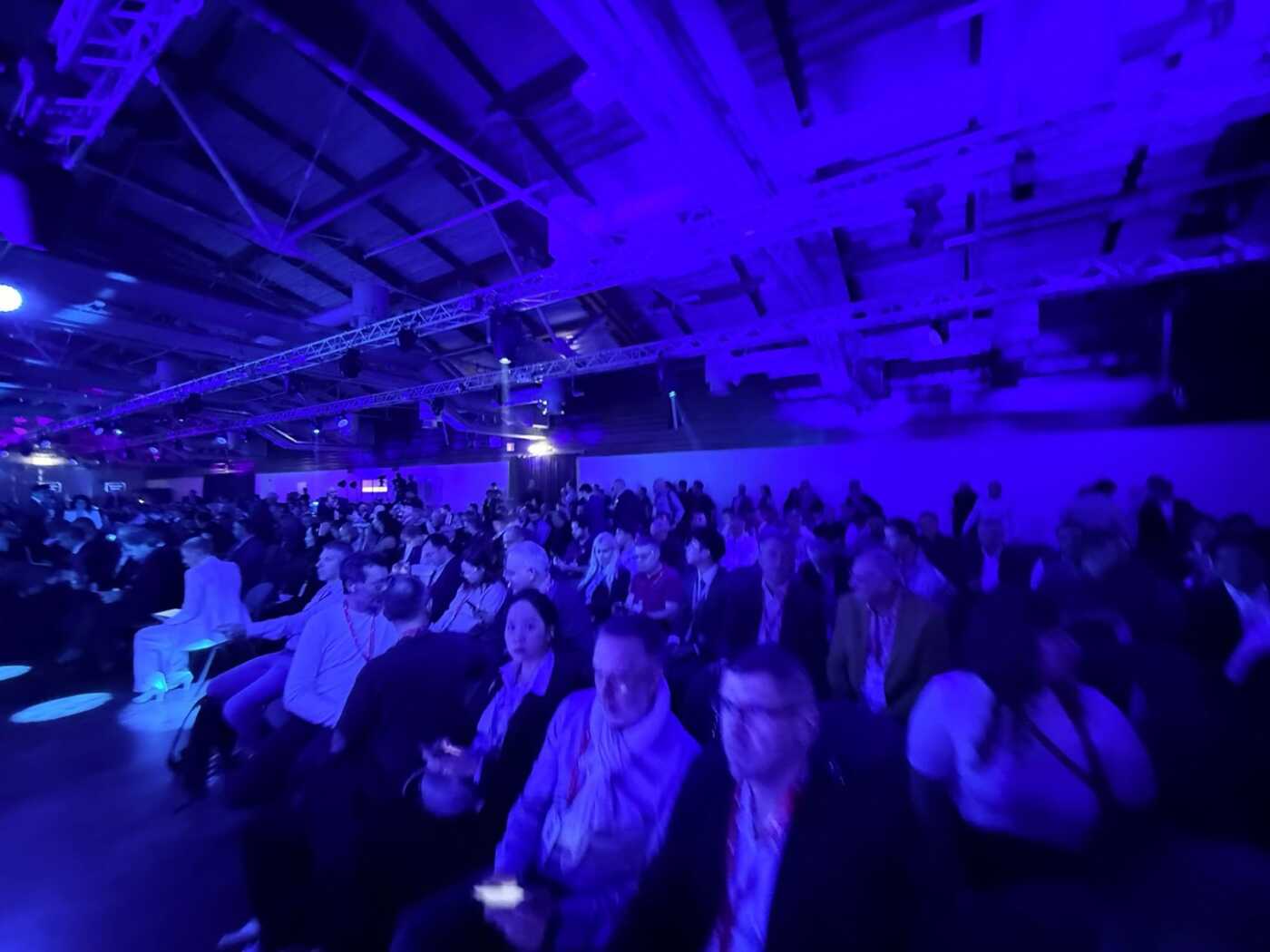 Il pubblico in sala prima dell inizio della sessione
