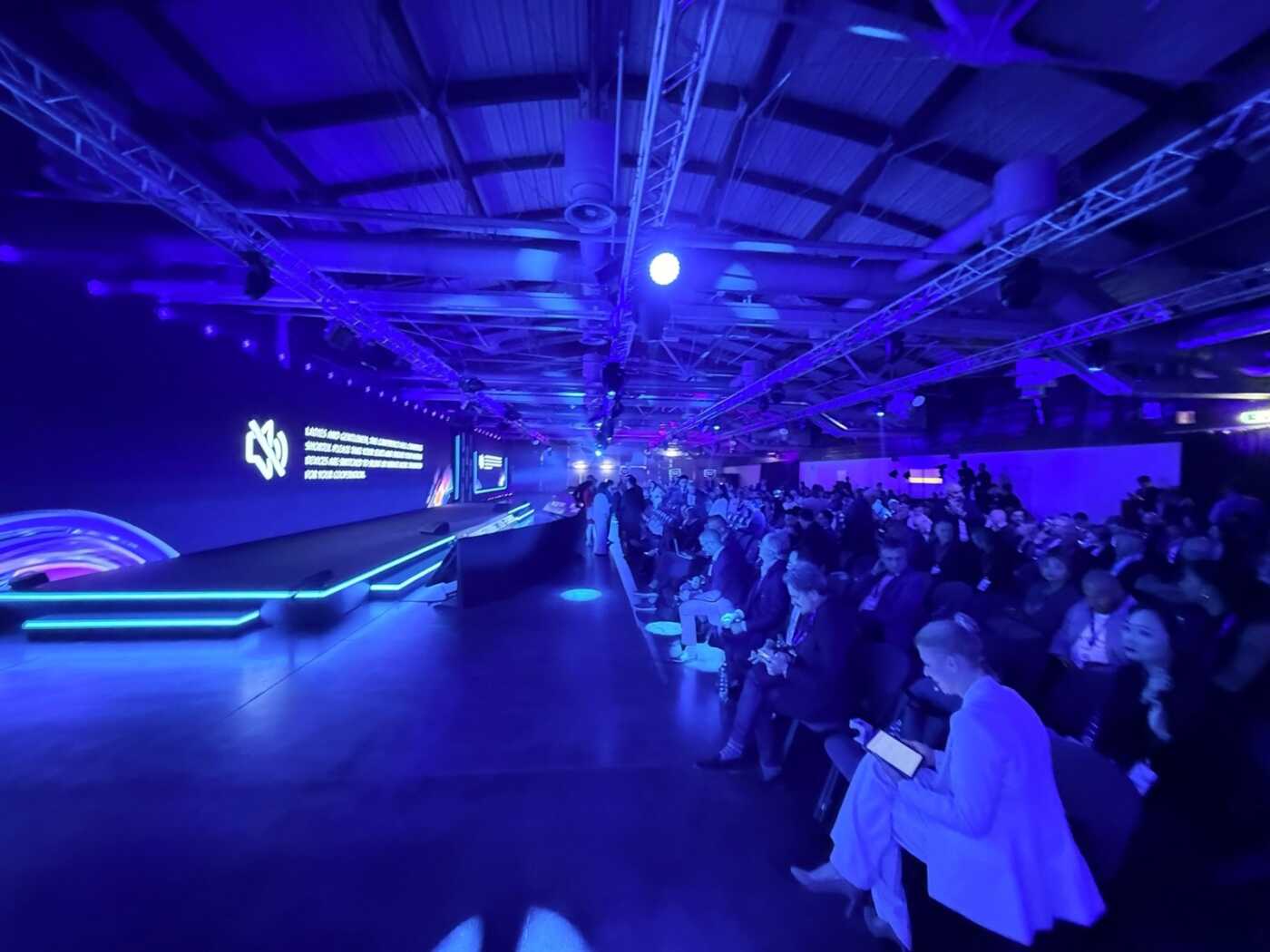 Il palco e la sala con l avviso di silenziare i telefoni