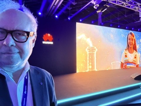 Il palco con il logo Huawei e lo schermo LED